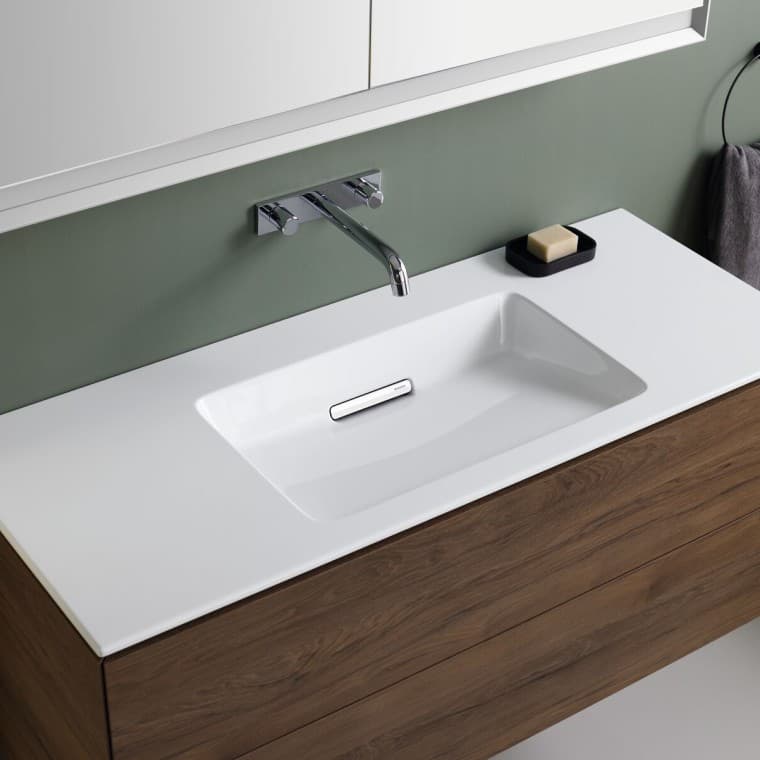 Lavabo Geberit ONE con scarico orizzontale CleanDrain, inserto raccogli capelli e smalto speciale KeraTect. Lavabo Geberit ONE con scarico orizzontale CleanDrain, inserto raccogli capelli e smalto speciale KeraTect.