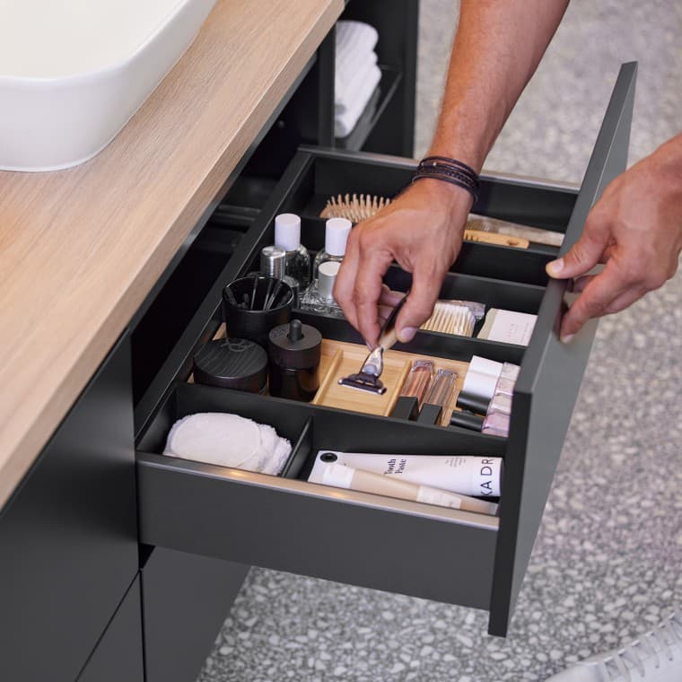 Cosmetici ordinati nel mobile sotto lavabo Geberit ONE con inserti per cassetti (© Geberit) Cosmetici ordinati nel mobile sotto lavabo Geberit ONE con inserti per cassetti (© Geberit)