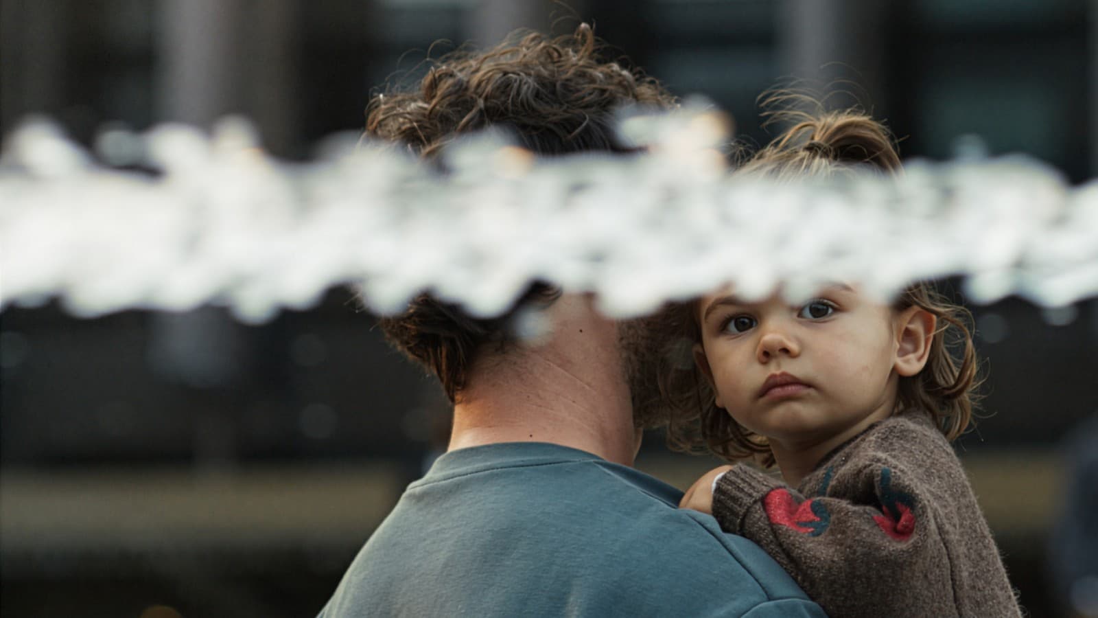Bimba in braccio al papà Bimba in braccio al papà