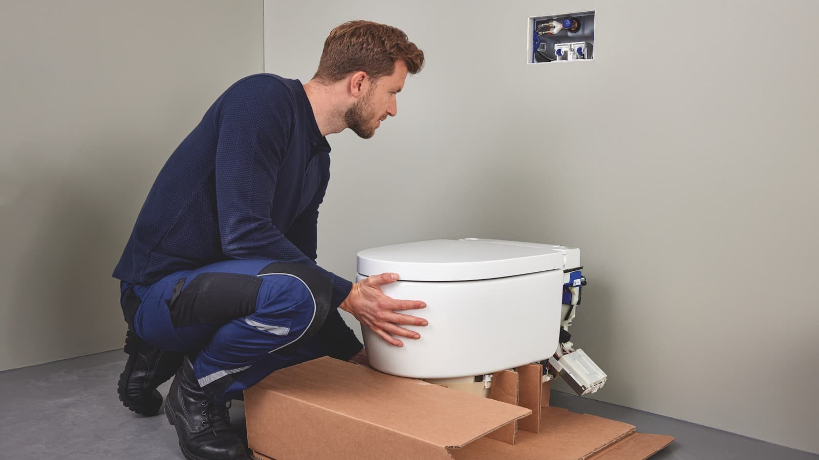 Un professionista del settore sanitario installa un WC doccia Geberit AquaClean Sela Un professionista del settore sanitario installa un WC doccia Geberit AquaClean Sela