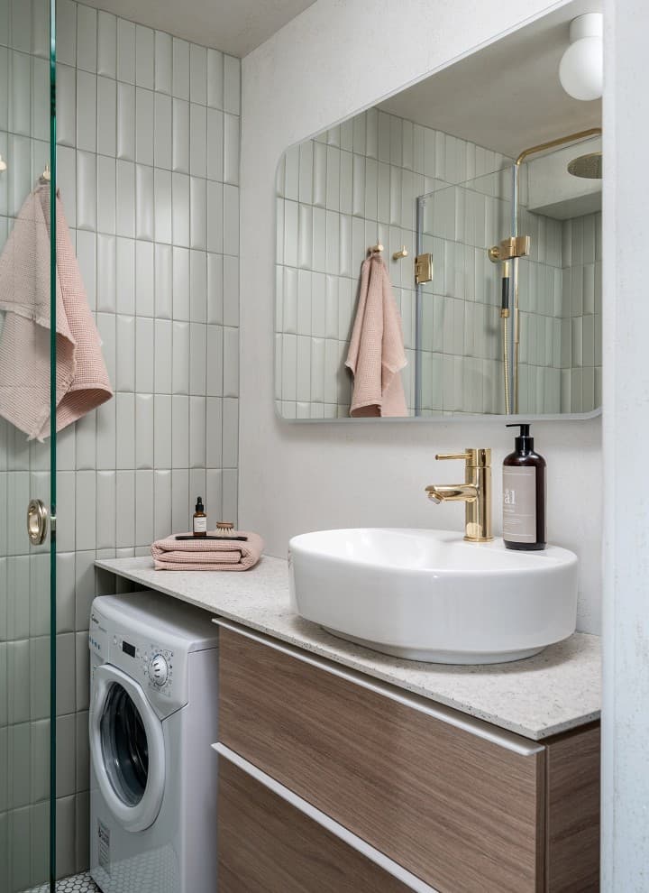 Dopo: il bagno piccolo dopo la ristrutturazione: lavabo ovale della serie bagno VariForm e arredi in finitura rovere (© Meja Hynynen) Dopo: il bagno piccolo dopo la ristrutturazione: lavabo ovale della serie bagno VariForm e arredi in finitura rovere (© Meja Hynynen)