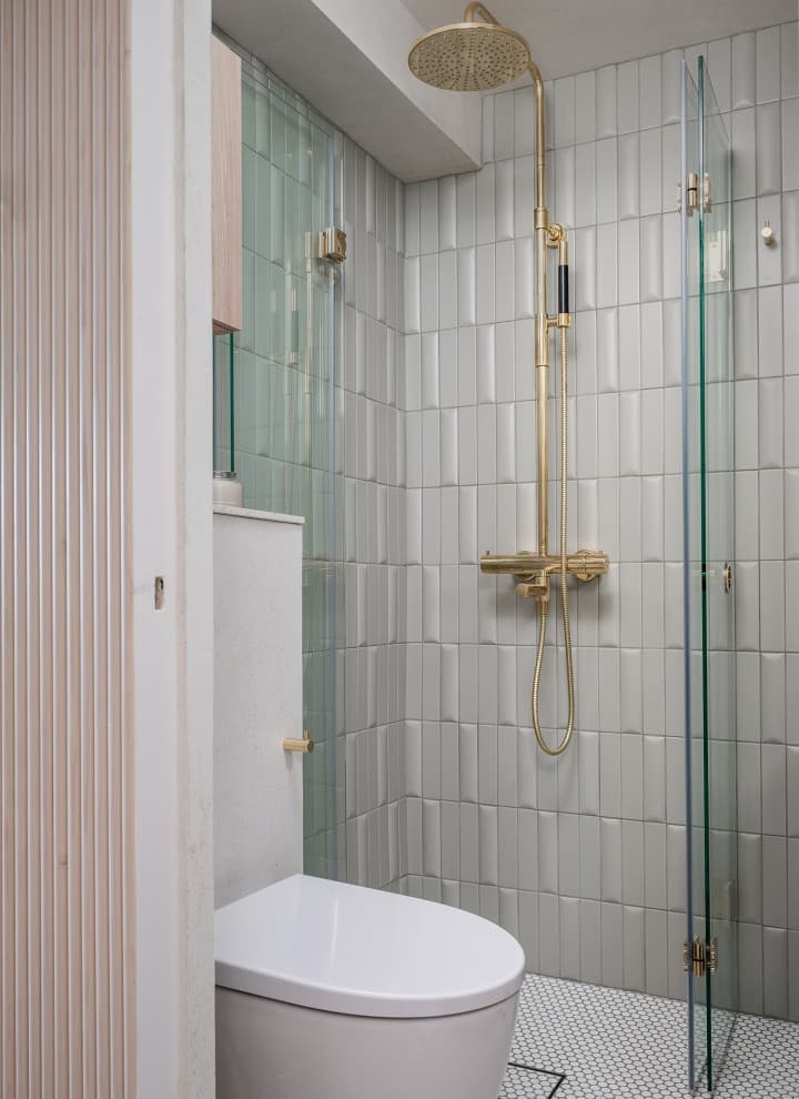 Dopo: immagine del piccolo bagno con vaso WC a parete Geberit iCon (© Meja Hynynen) Dopo: immagine del piccolo bagno con vaso WC a parete Geberit iCon (© Meja Hynynen)
