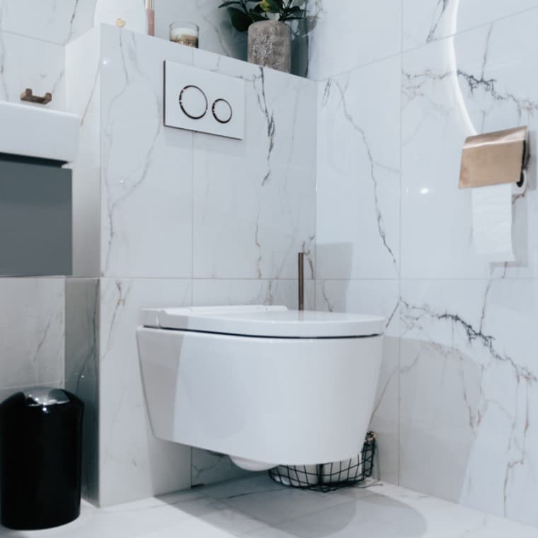 Il vaso bidet Geberit AquaClean, combinato con la placca di comando Sigma21 Il vaso bidet Geberit AquaClean, combinato con la placca di comando Sigma21