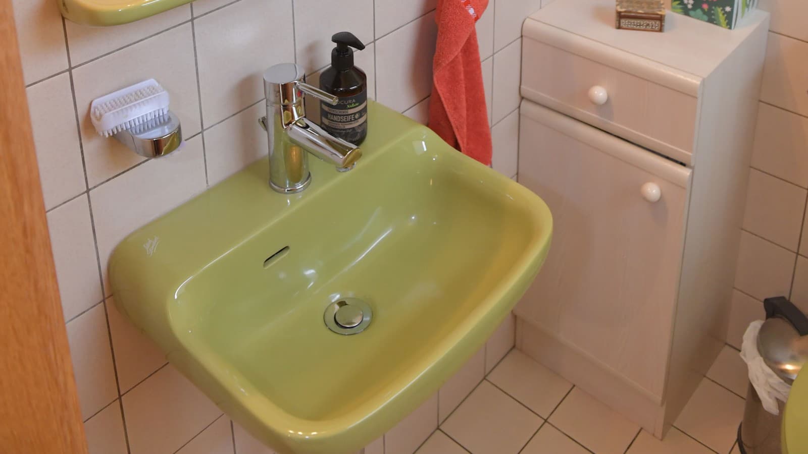 Il bagno di servizio con mobiletto e lavabo Il bagno di servizio con mobiletto e lavabo