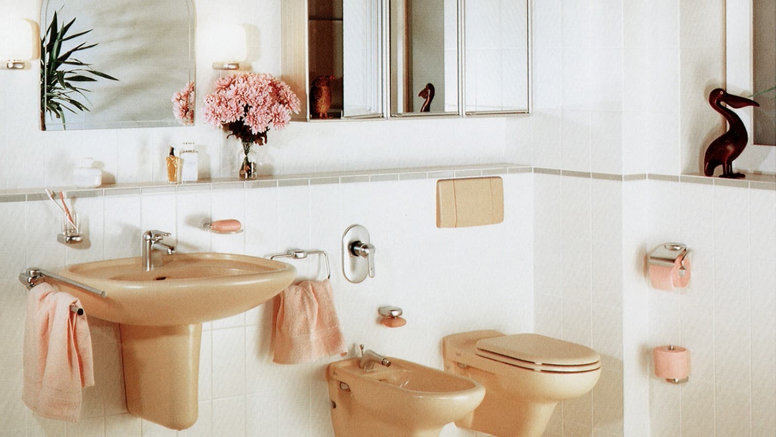 Il grès colorato, le placche di comando per cassette di risciacquo e i vasi sospesi erano di gran moda negli anni '70 Il grès colorato, le placche di comando per cassette di risciacquo e i vasi sospesi erano di gran moda negli anni '70