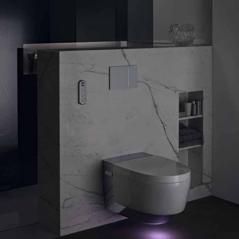 Geberit AquaClean Mera Comfort variante cromo con luce di cortesia (© Geberit) Geberit AquaClean Mera Comfort variante cromo con luce di cortesia (© Geberit)