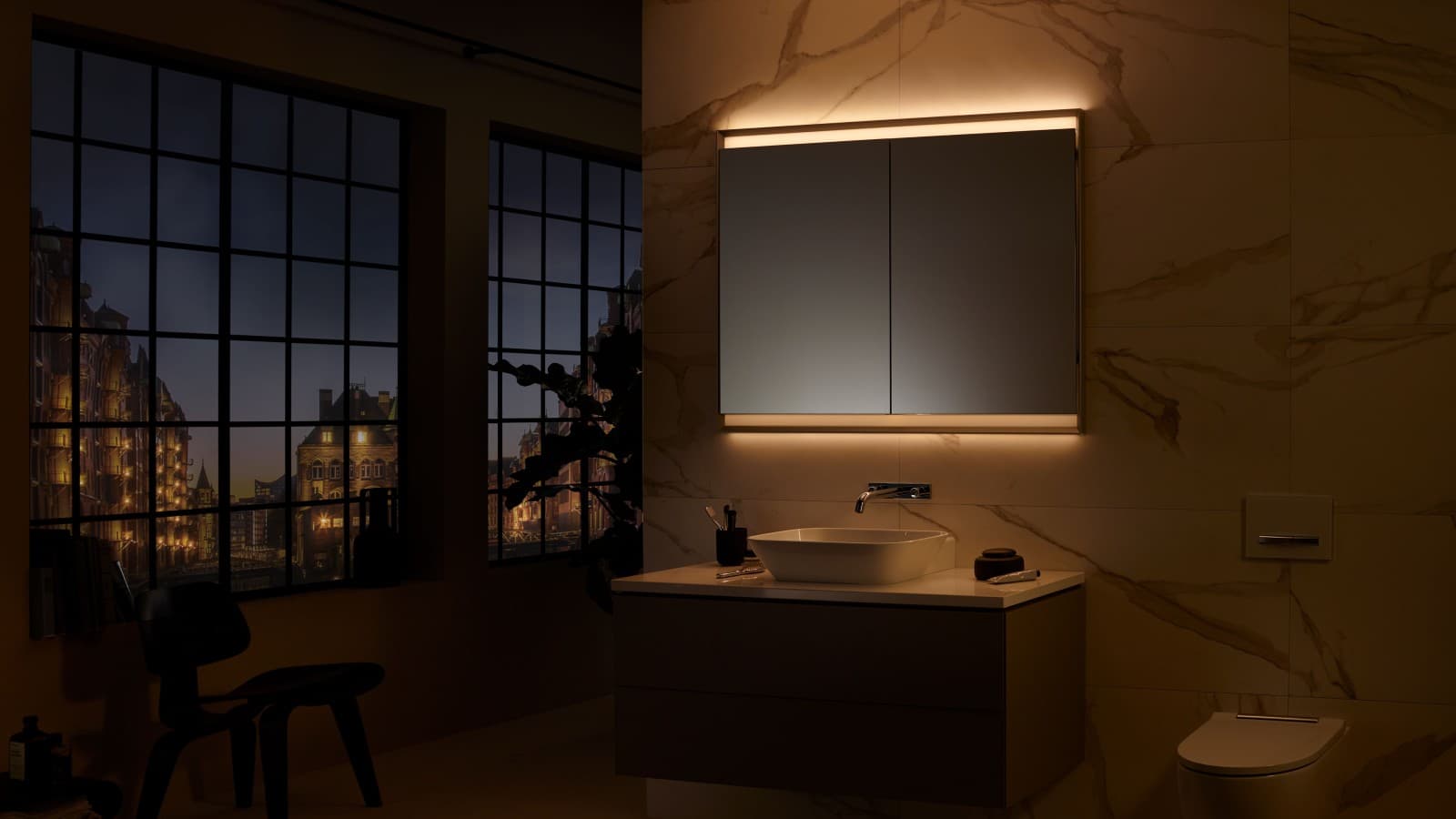 Specchio contenitore Geberit ONE con ComfortLight (© Geberit) Specchio contenitore Geberit ONE con ComfortLight (© Geberit)