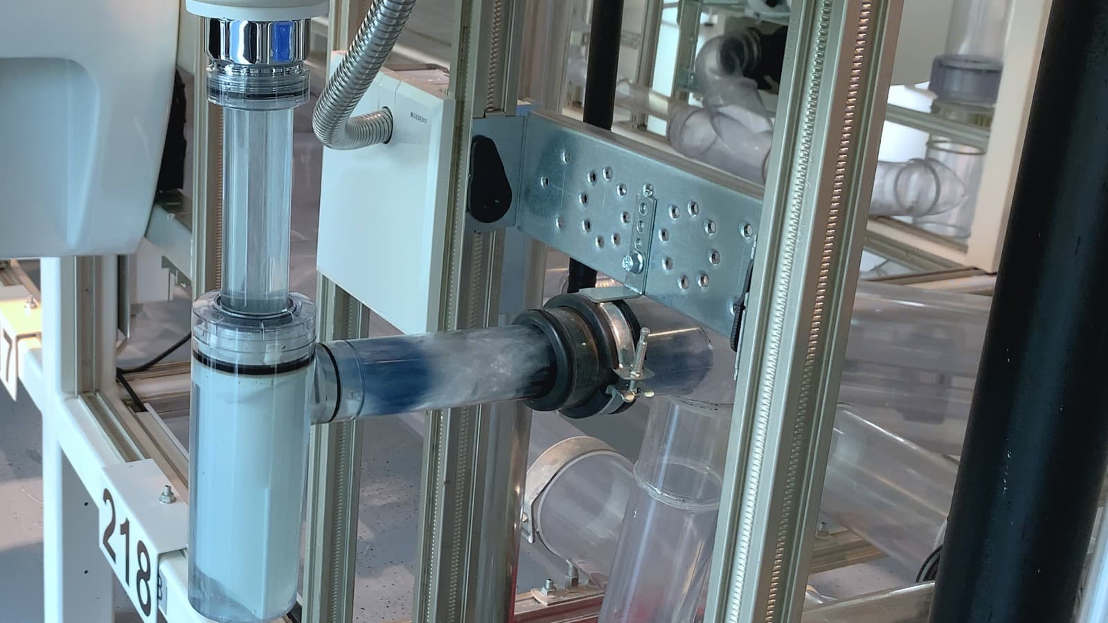 Il blocco si allenta e l'acqua stagnante comincia a defluire Il blocco si allenta e l'acqua stagnante comincia a defluire