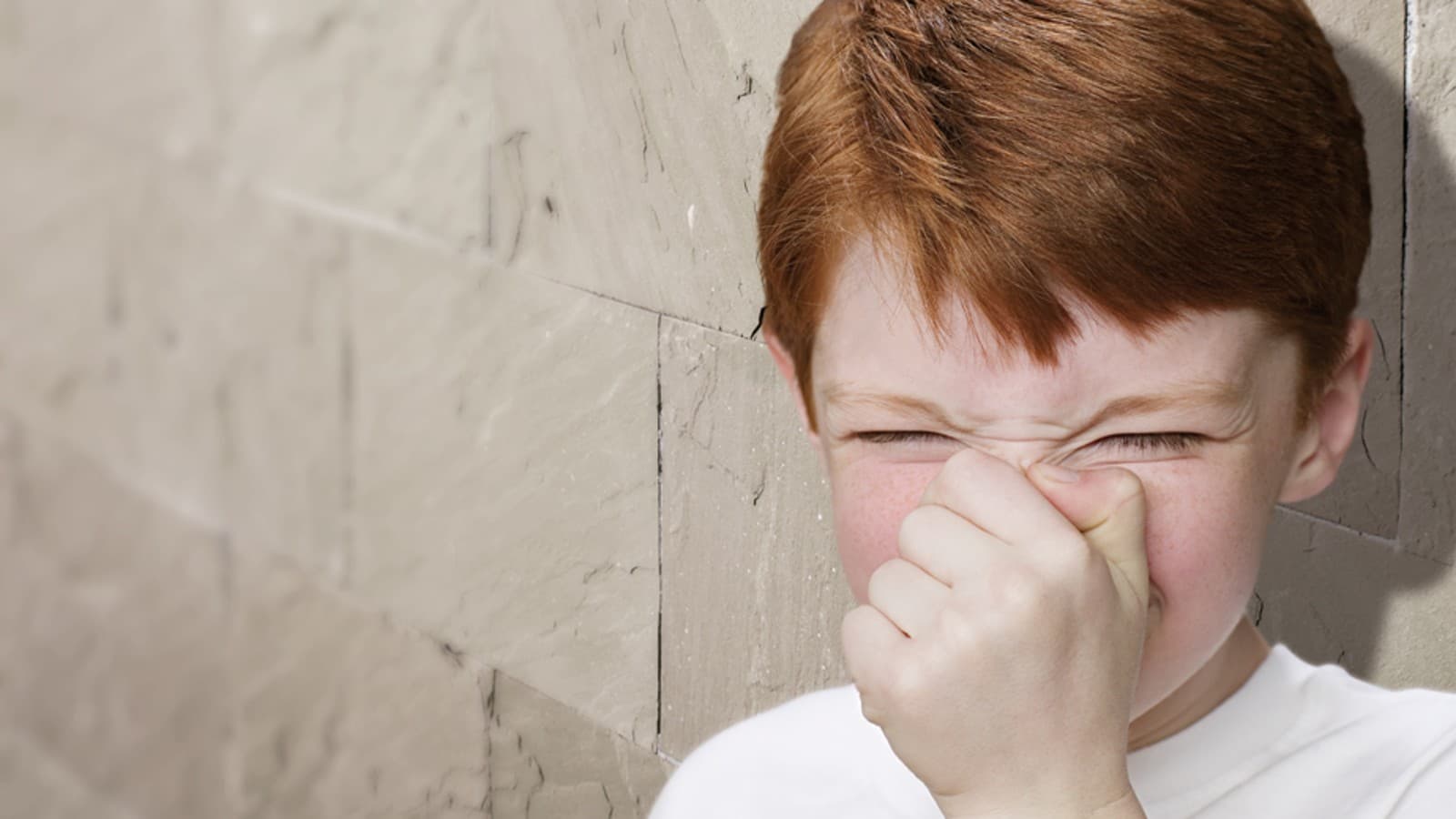 Bambino si tappa il naso Bambino si tappa il naso