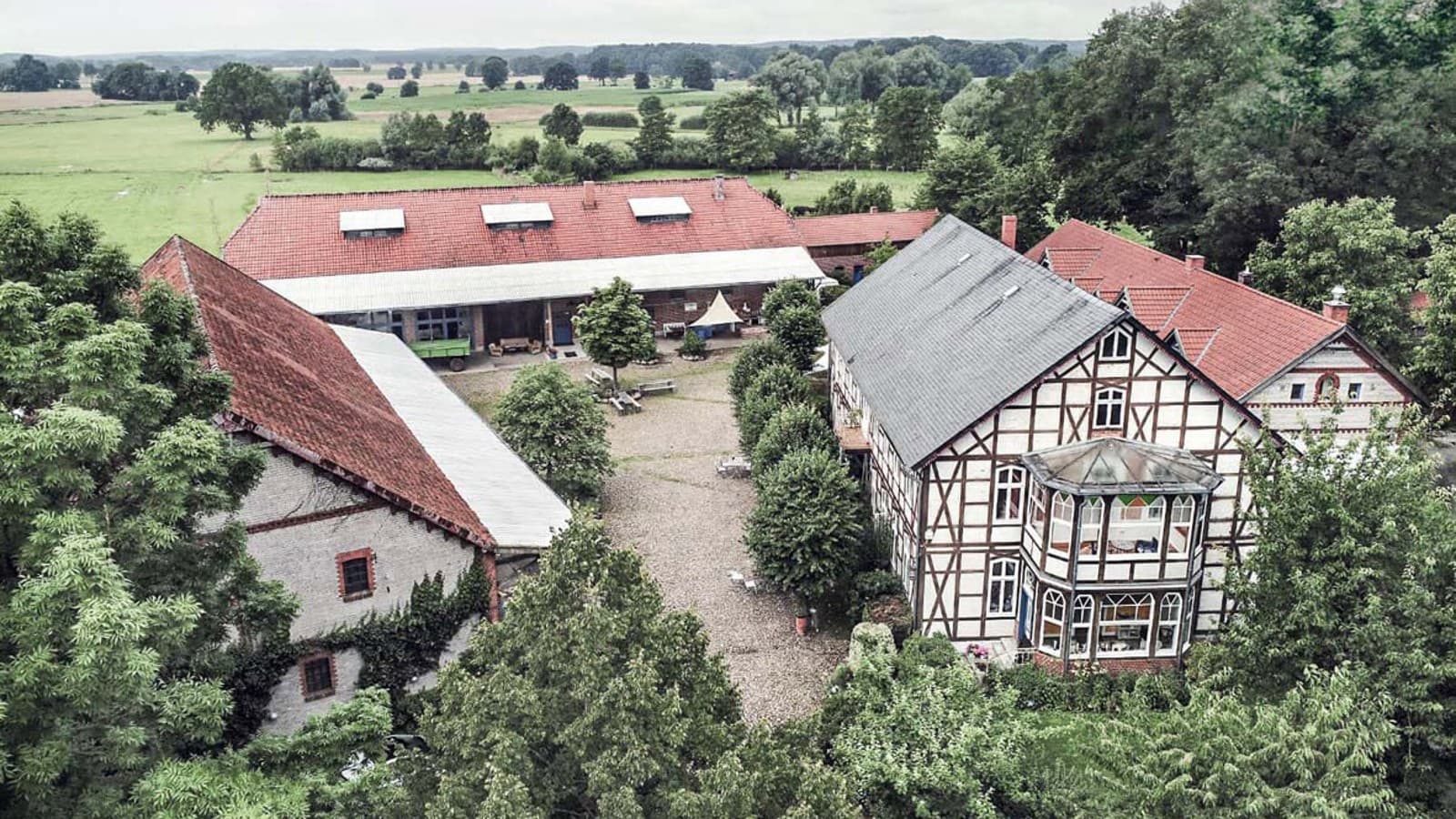 L’impresa edile ha trovato una casa per “La misura del possibile” nel nord della Germania. L’ampia proprietà include diversi edifici, tra cui anche una casa a graticcio. (© Geberit) L’impresa edile ha trovato una casa per “La misura del possibile” nel nord della Germania. L’ampia proprietà include diversi edifici, tra cui anche una casa a graticcio. (© Geberit)