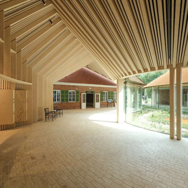 80.000 mattoni gialli adornano il pavimento del museo, come qui all'interno dell'ala di collegamento a volta (© R_Hjortshoj) 80.000 mattoni gialli adornano il pavimento del museo, come qui all'interno dell'ala di collegamento a volta (© R_Hjortshoj)