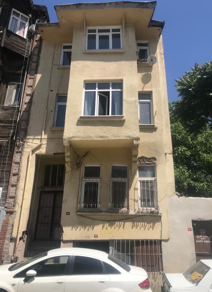 Prima e dopo: L’edificio prima della ristrutturazione (© Hotel Turkish House) Prima e dopo: L’edificio prima della ristrutturazione (© Hotel Turkish House)