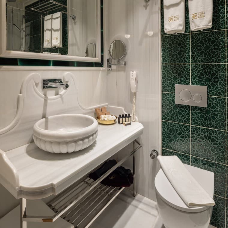 Geberit ha realizzato stanze da bagno moderne e accoglienti. In tutti i bagni sono state installate cassette a doppio risciacquo: l’architetto ha a cuore l’utilizzo attento dell’acqua. (© Hotel Turkish House) Geberit ha realizzato stanze da bagno moderne e accoglienti. In tutti i bagni sono state installate cassette a doppio risciacquo: l’architetto ha a cuore l’utilizzo attento dell’acqua. (© Hotel Turkish House)