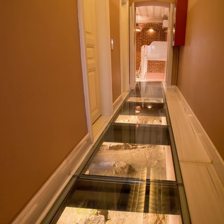 ILungo i corridoi al piano terra, attraverso le lastre vetrate inserite nel pavimento, si possono vedere i resti delle mura dell’antico palazzo (© Hande Erçin) ILungo i corridoi al piano terra, attraverso le lastre vetrate inserite nel pavimento, si possono vedere i resti delle mura dell’antico palazzo (© Hande Erçin)