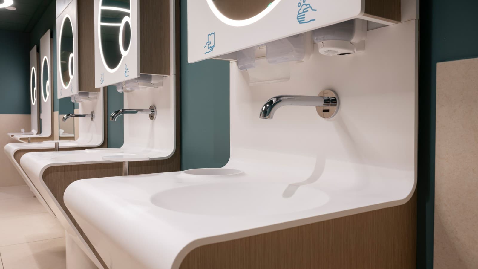 I rubinetti Geberit Piave sono installati sui lavabi (© Meike Goebel). I rubinetti Geberit Piave sono installati sui lavabi (© Meike Goebel).