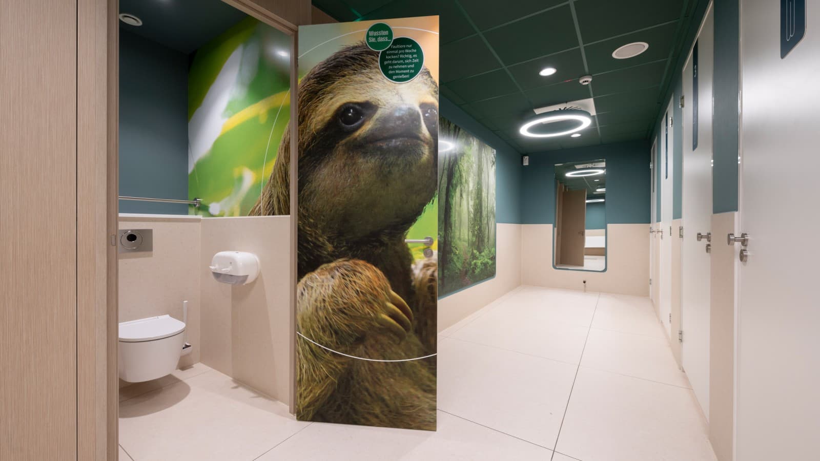 Le eleganti ceramiche WC Geberit ONE sono disponibili nel cubicle WC (© Meike Goebel). Le eleganti ceramiche WC Geberit ONE sono disponibili nel cubicle WC (© Meike Goebel).