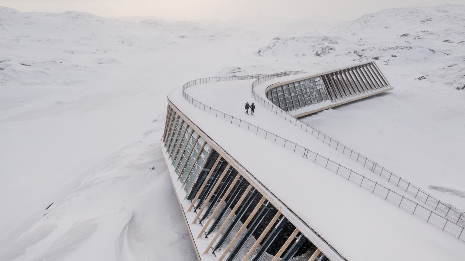 Il tetto dell'Icefjord Centre è una terrazza visitabile. (© Adam Mørk) Il tetto dell'Icefjord Centre è una terrazza visitabile. (© Adam Mørk)
