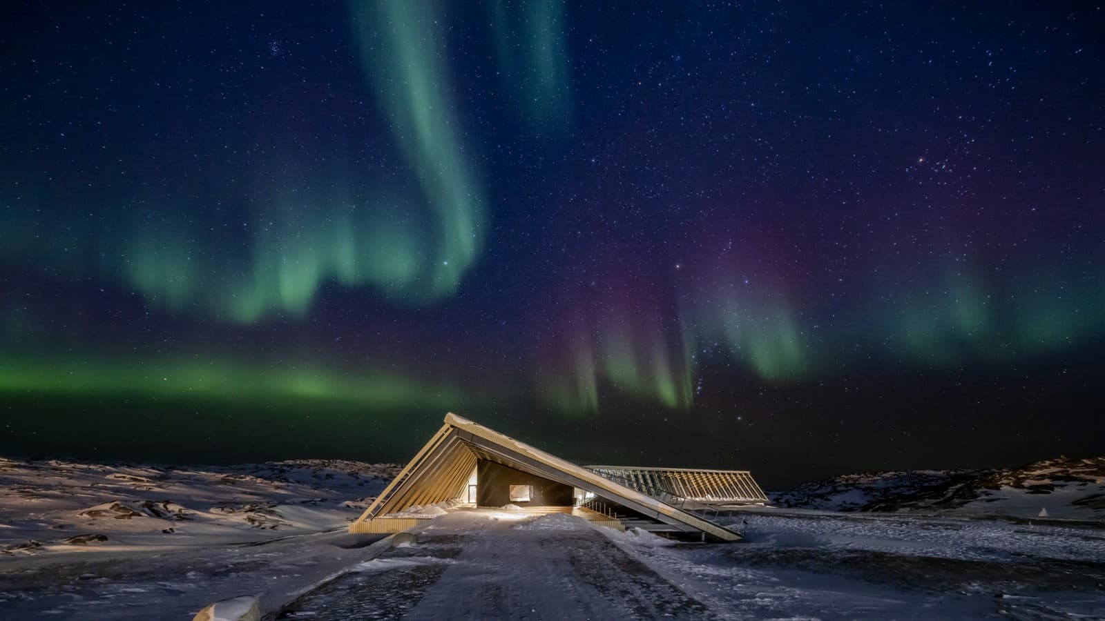 L'Icefjord Centre nella spettacolare aurora boreale della notte polare groenlandese (© Adam Mørk) L'Icefjord Centre nella spettacolare aurora boreale della notte polare groenlandese (© Adam Mørk)
