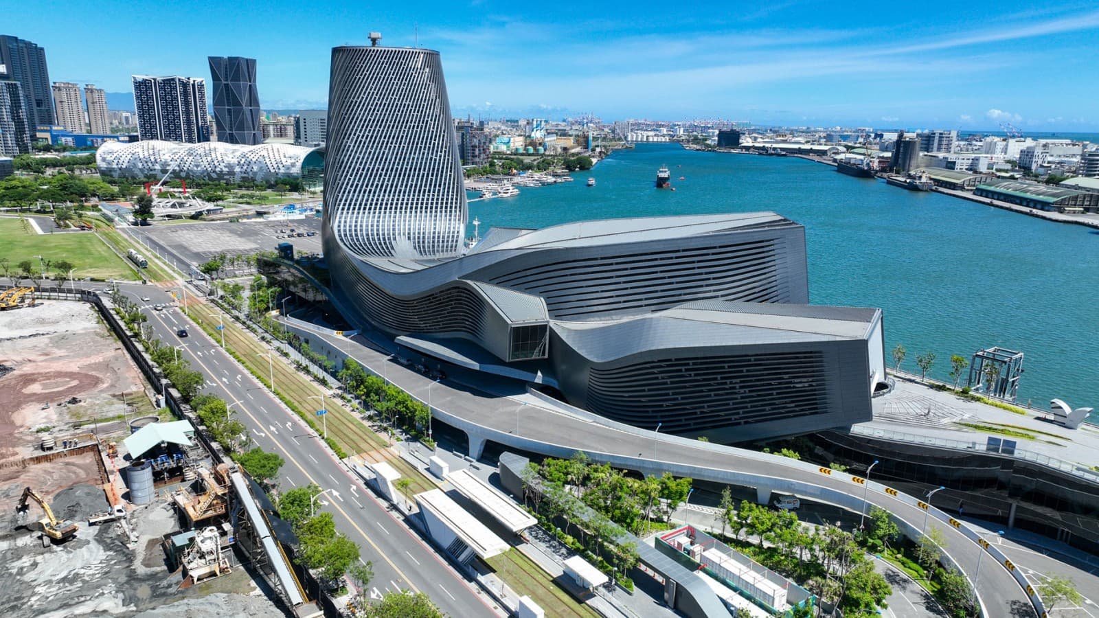 Il terminal portuale di Kaohsiung è un importante nodo di trasporto marittimo a Taiwan. Il terminal portuale di Kaohsiung è un importante nodo di trasporto marittimo a Taiwan.