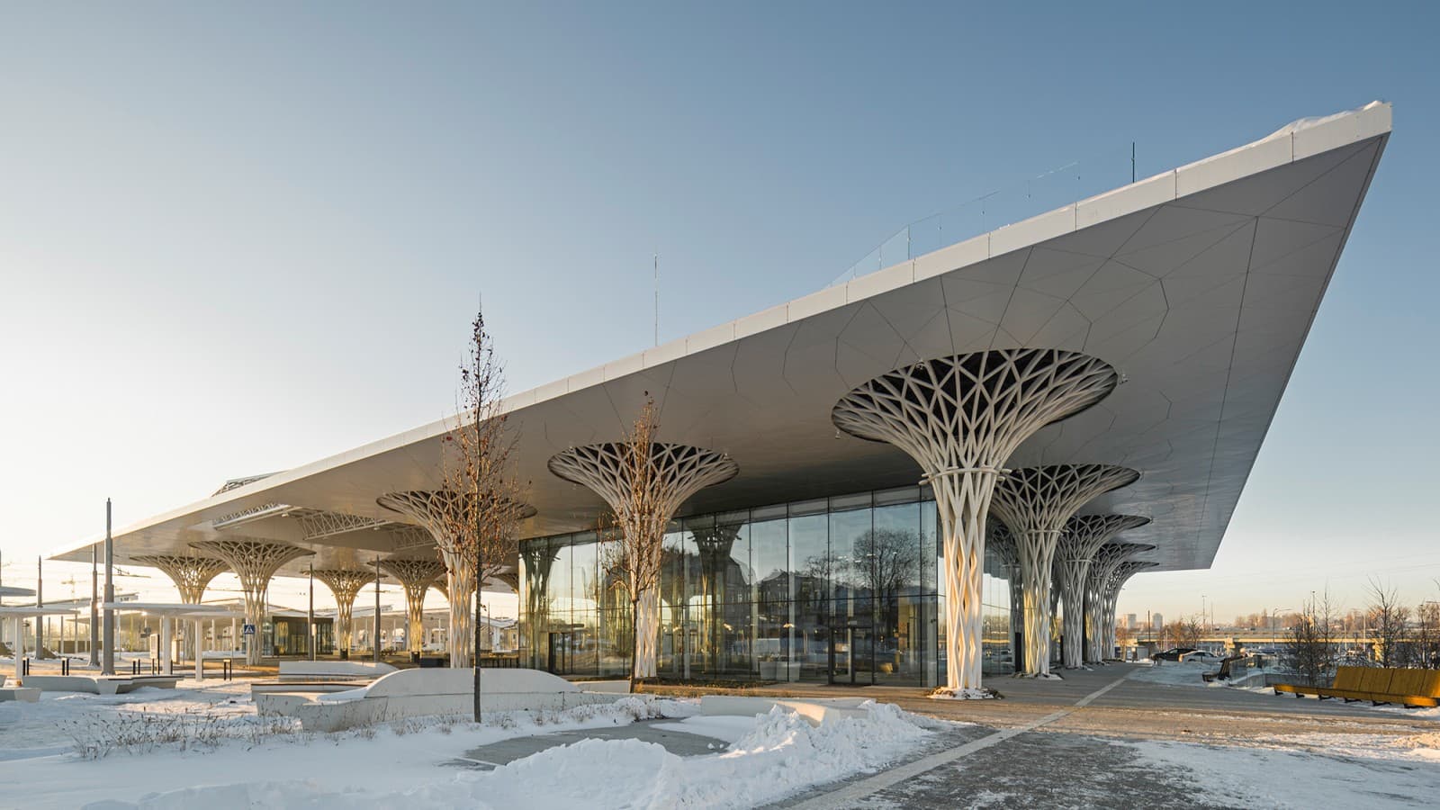 Box dentro box: il cubo di vetro della stazione ferroviaria metropolitana di Lublino è integrato nella struttura con un tetto e colonne a traliccio (© Rafał Chojnacki). Box dentro box: il cubo di vetro della stazione ferroviaria metropolitana di Lublino è integrato nella struttura con un tetto e colonne a traliccio (© Rafał Chojnacki).