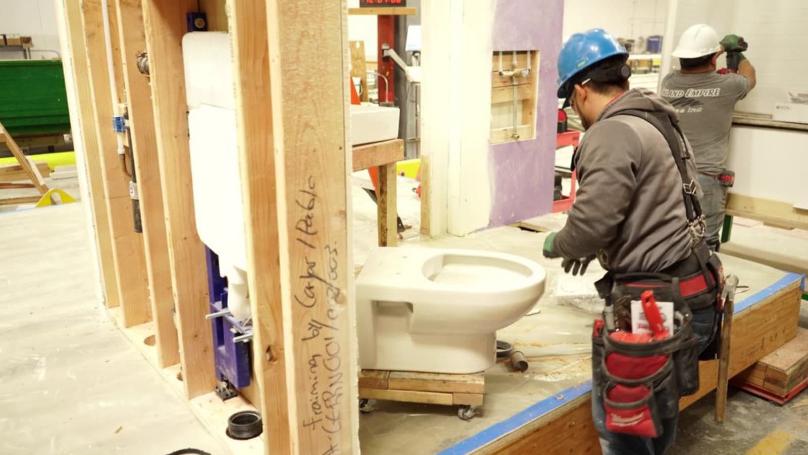 Nel bagno vengono utilizzati elementi salvaspazio Geberit Duofix con cassetta di risciacquo nascosta. (© Geberit) Nel bagno vengono utilizzati elementi salvaspazio Geberit Duofix con cassetta di risciacquo nascosta. (© Geberit)