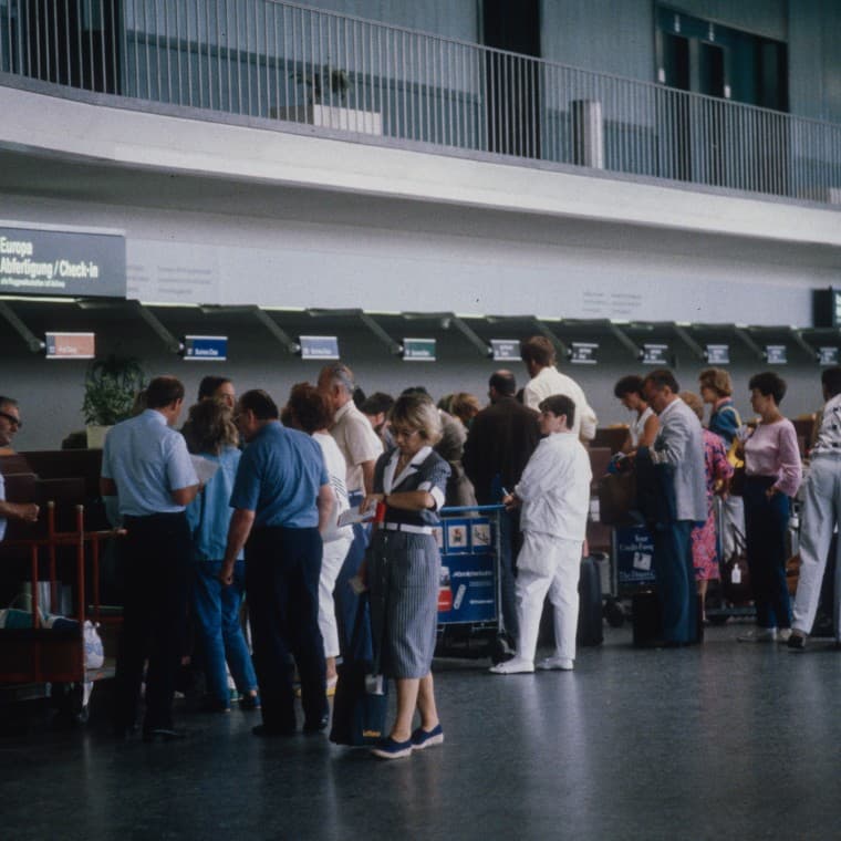 1986: passeggeri in attesa nella zona di transito del Terminal A (© ETH-Bibliothek Zürich) 1986: passeggeri in attesa nella zona di transito del Terminal A (© ETH-Bibliothek Zürich)