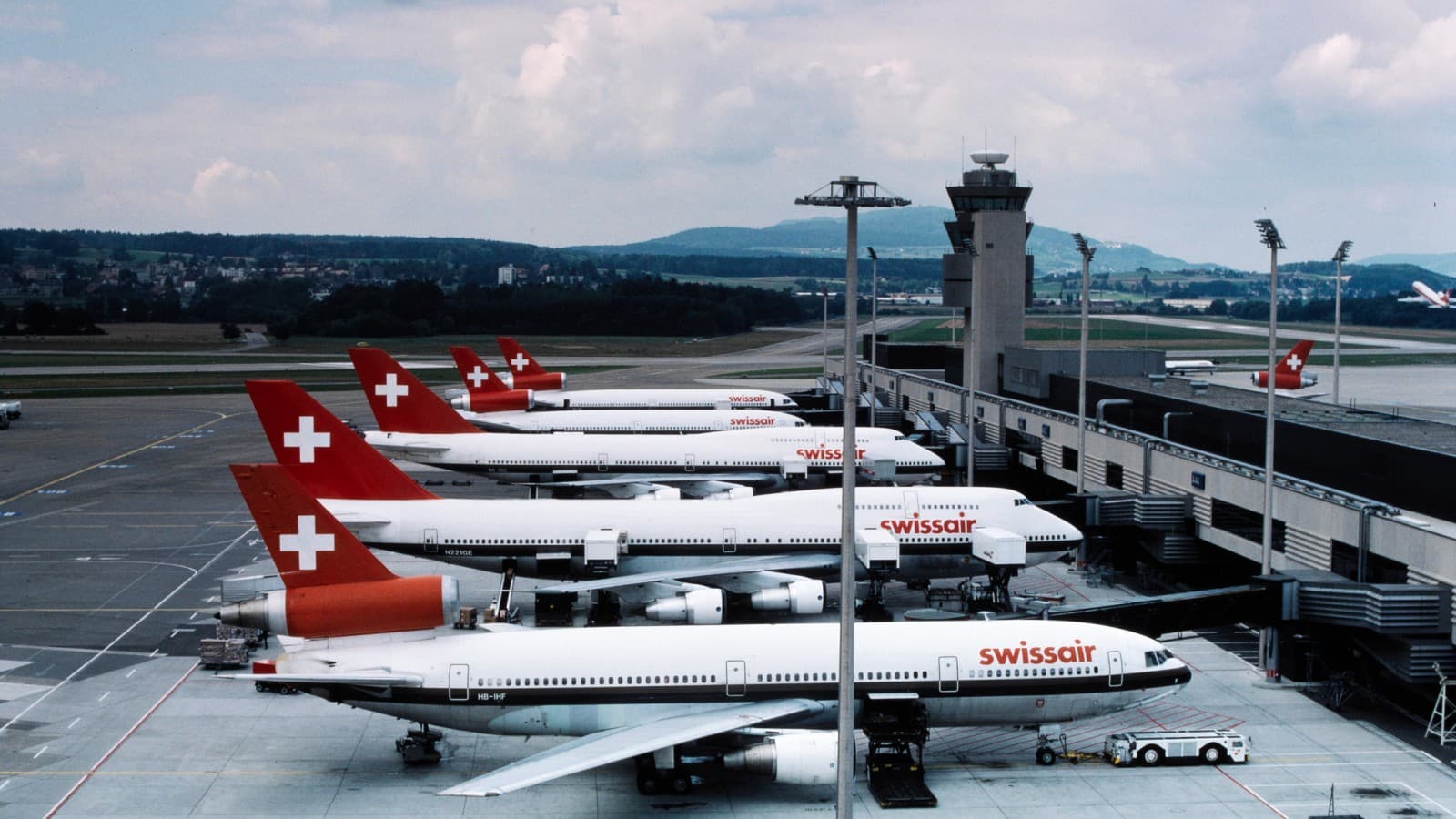 Gli aerei della ex Swissair parcheggiati al molo del Terminal A di Zurigo negli anni '80 (© ETH-Bibliothek Zürich). Gli aerei della ex Swissair parcheggiati al molo del Terminal A di Zurigo negli anni '80 (© ETH-Bibliothek Zürich).