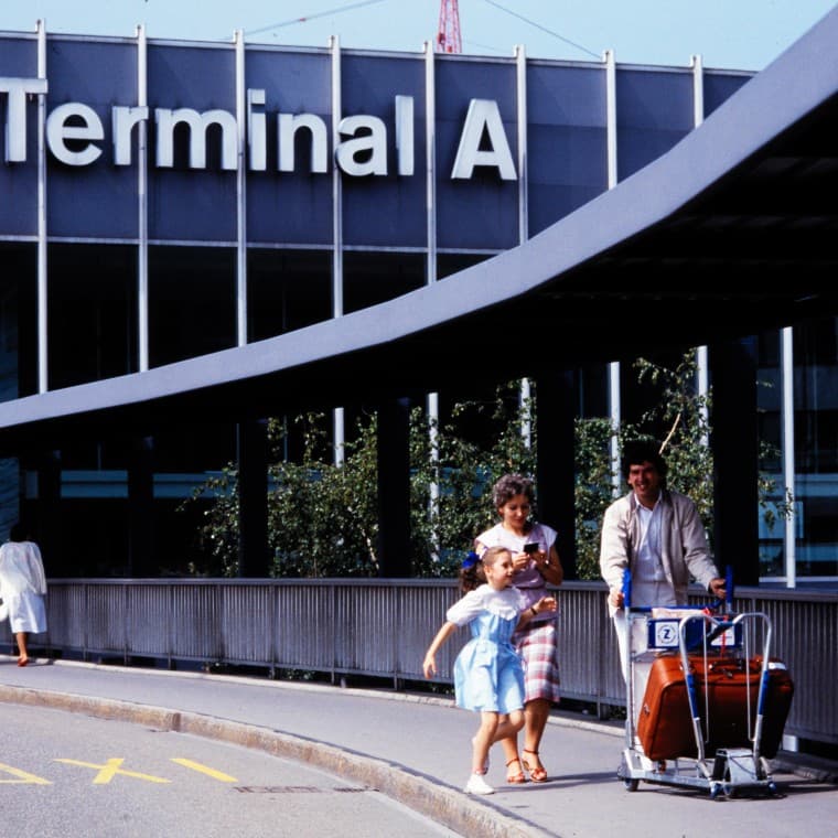 1985: pedoni davanti al Terminal A (© Swissair) 1985: pedoni davanti al Terminal A (© Swissair)