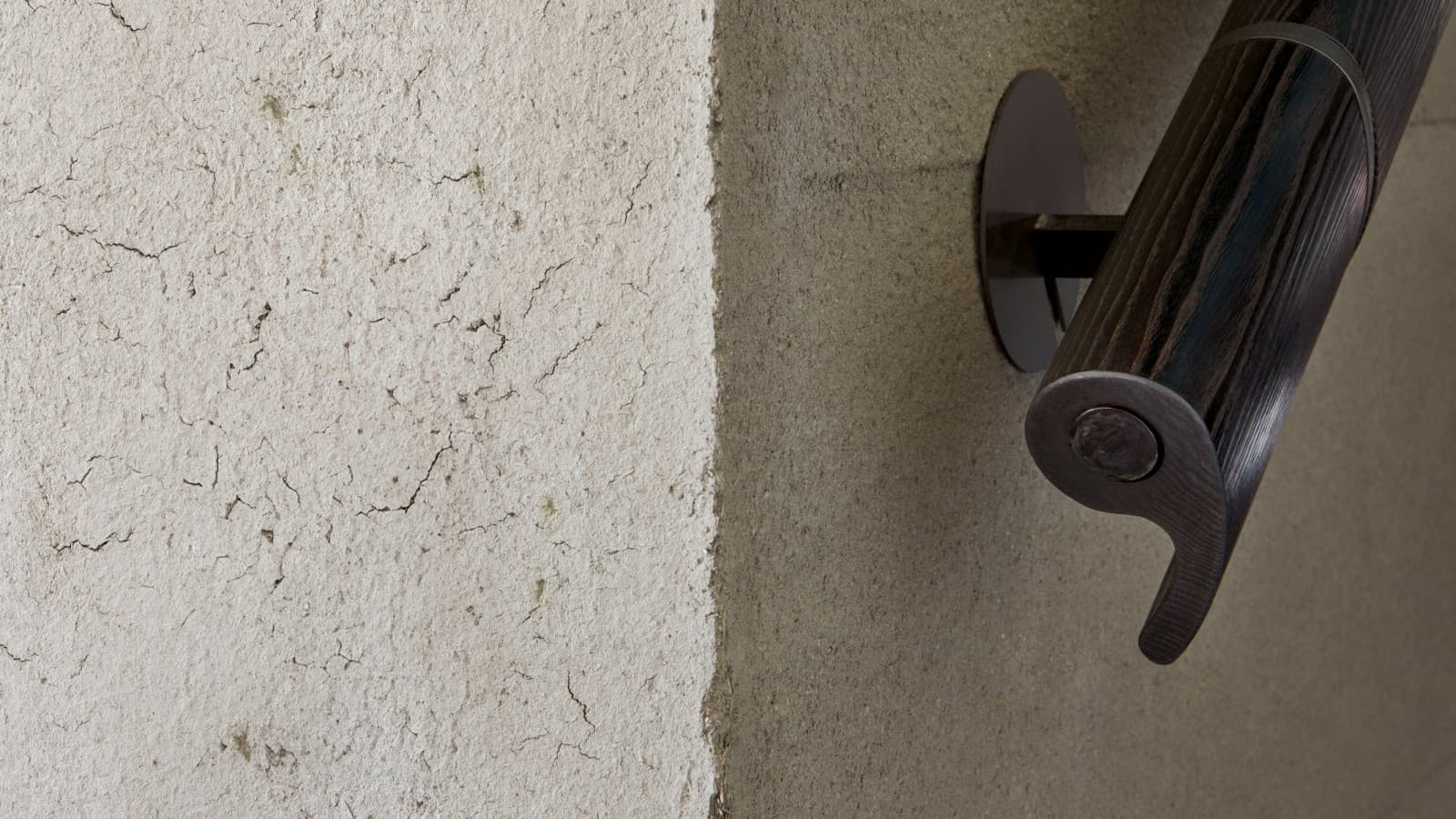 Superfici come il legno bruciato o le pareti in argilla amplificano l’esperienza tattile. (© David Willen Studio) Superfici come il legno bruciato o le pareti in argilla amplificano l’esperienza tattile. (© David Willen Studio)