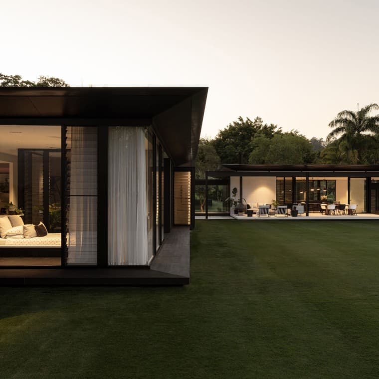 Per Sarah Waller, l'architettura non riguarda solo la creazione di spazi – si tratta di plasmare la vita che si svolge negli spazi.. (© Alyne Media) Per Sarah Waller, l'architettura non riguarda solo la creazione di spazi – si tratta di plasmare la vita che si svolge negli spazi.. (© Alyne Media)