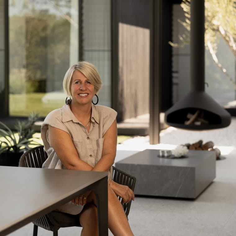 Quando piove (e piove davvero), il camino crea un'atmosfera accogliente – e Geberit Pluvia garantisce un drenaggio ottimale del tetto.(© Alyne Media) Quando piove (e piove davvero), il camino crea un'atmosfera accogliente – e Geberit Pluvia garantisce un drenaggio ottimale del tetto.(© Alyne Media)