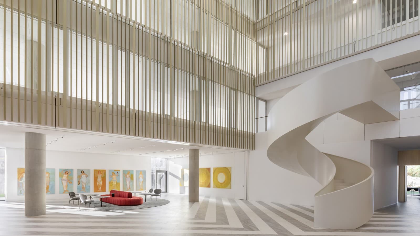 L'atrio centrale (© Ana Skobe) L'atrio centrale (© Ana Skobe)