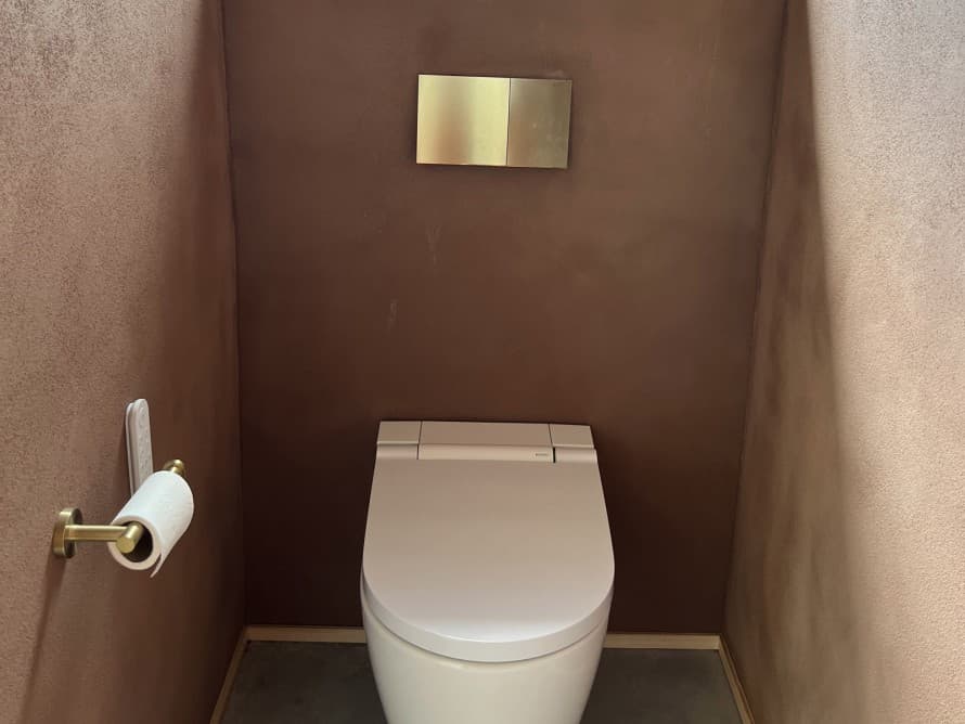 Per Büşra Qadir, di origine turca, l'acqua è sempre stata essenziale nella pulizia. In foto: il WC con bidet integrato AquaClean Sela e la placca di comando Sigma70 (© Büşra Qadir). Per Büşra Qadir, di origine turca, l'acqua è sempre stata essenziale nella pulizia. In foto: il WC con bidet integrato AquaClean Sela e la placca di comando Sigma70 (© Büşra Qadir).