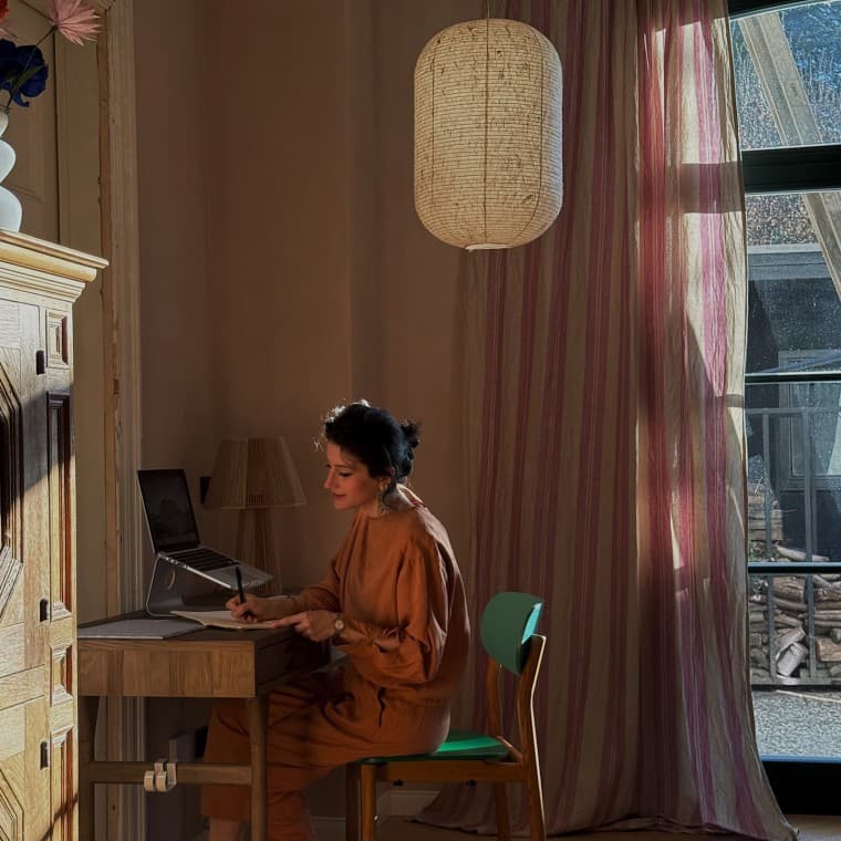 Büşra Qadir definisce il suo stile d’interni “fusion living”, uno stile che unisce culture, stili e colori. (© Büşra Qadir) Büşra Qadir definisce il suo stile d’interni “fusion living”, uno stile che unisce culture, stili e colori. (© Büşra Qadir)