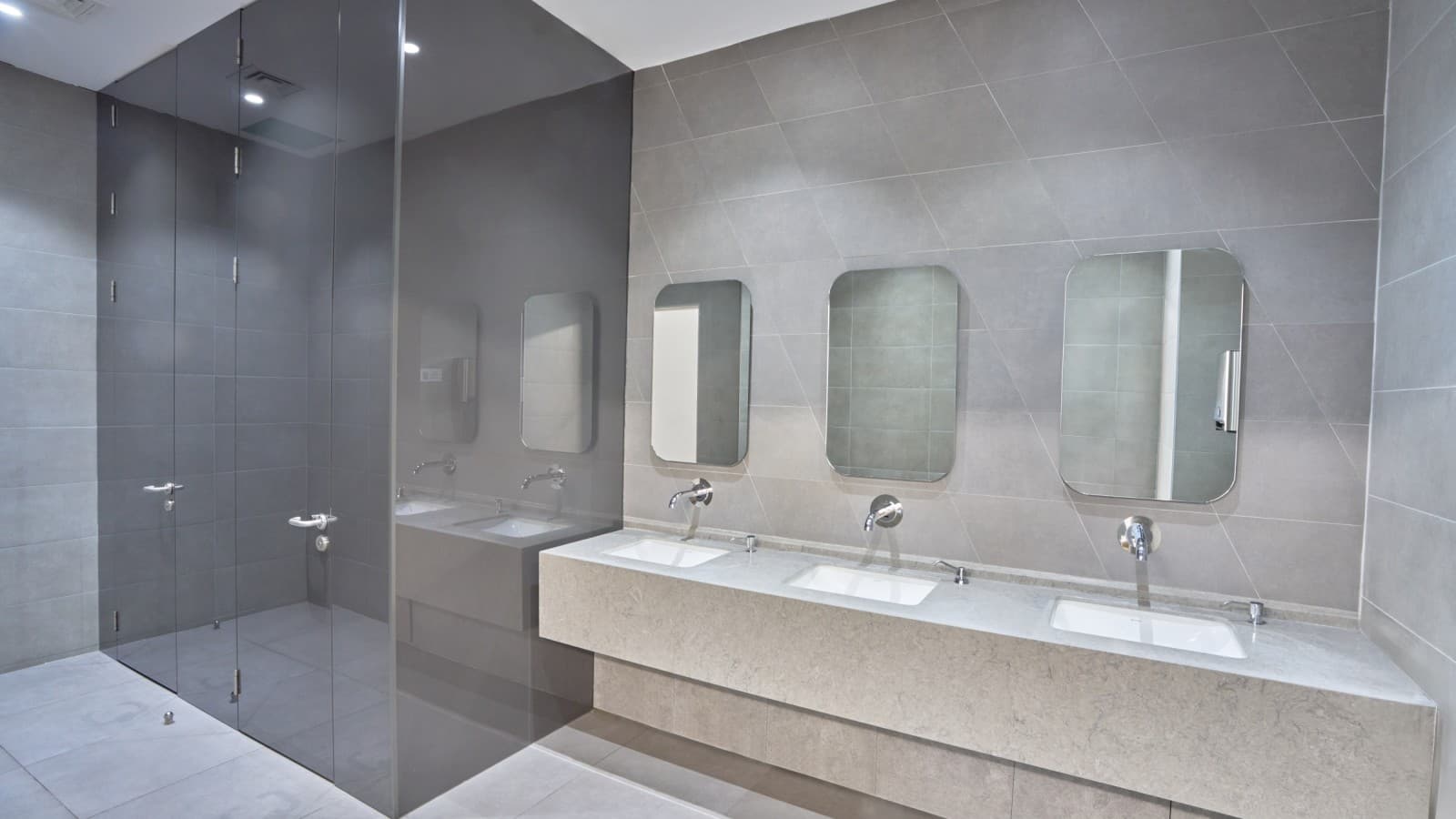 Semplici ed eleganti: lavabo Geberit VariForm e rubinetteria Piave. © Oğuzhan Kasar Semplici ed eleganti: lavabo Geberit VariForm e rubinetteria Piave. © Oğuzhan Kasar