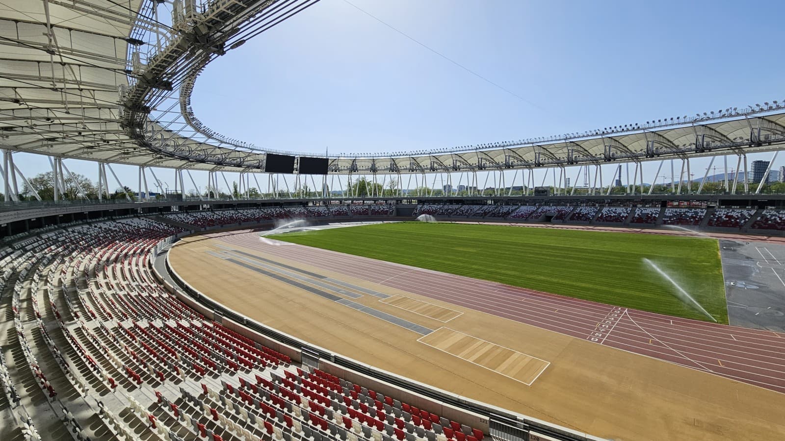 La piazza centrale è pensata per i grandi eventi, ma a metà altezza si apre un’ampia passerella accessibile al pubblico. (© Geberit) La piazza centrale è pensata per i grandi eventi, ma a metà altezza si apre un’ampia passerella accessibile al pubblico. (© Geberit)
