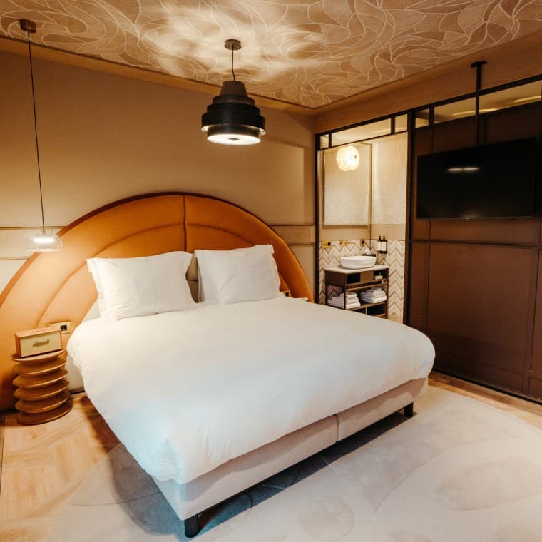 36 eleganti camere d’hotel in stile mid-century modern. (© Nina Slagmolen) 36 eleganti camere d’hotel in stile mid-century modern. (© Nina Slagmolen)