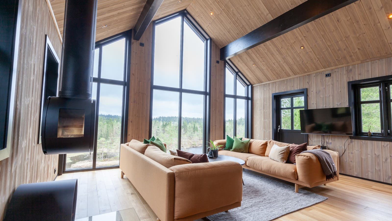 L’interno del Castello delle Favole è accogliente e luminoso grazie alla predominanza legno e alle ampie vetrate panoramiche (© Geberit) L’interno del Castello delle Favole è accogliente e luminoso grazie alla predominanza legno e alle ampie vetrate panoramiche (© Geberit)