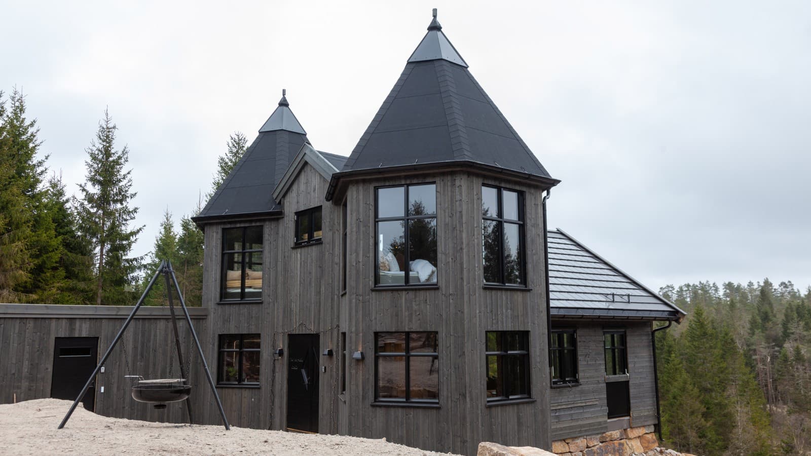 Un piccolo castello da favola, costruito interamente in legno nelle foreste della Norvegia meridionale, è disponibile per essere affittato come casa vacanze per famiglie.(© Geberit) Un piccolo castello da favola, costruito interamente in legno nelle foreste della Norvegia meridionale, è disponibile per essere affittato come casa vacanze per famiglie.(© Geberit)