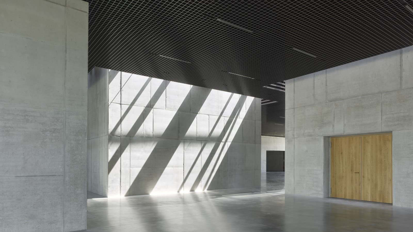 The interplay of light and transparency, materials and details creates a calm and focused atmosphere (© Roland Halbe) The interplay of light and transparency, materials and details creates a calm and focused atmosphere (© Roland Halbe)