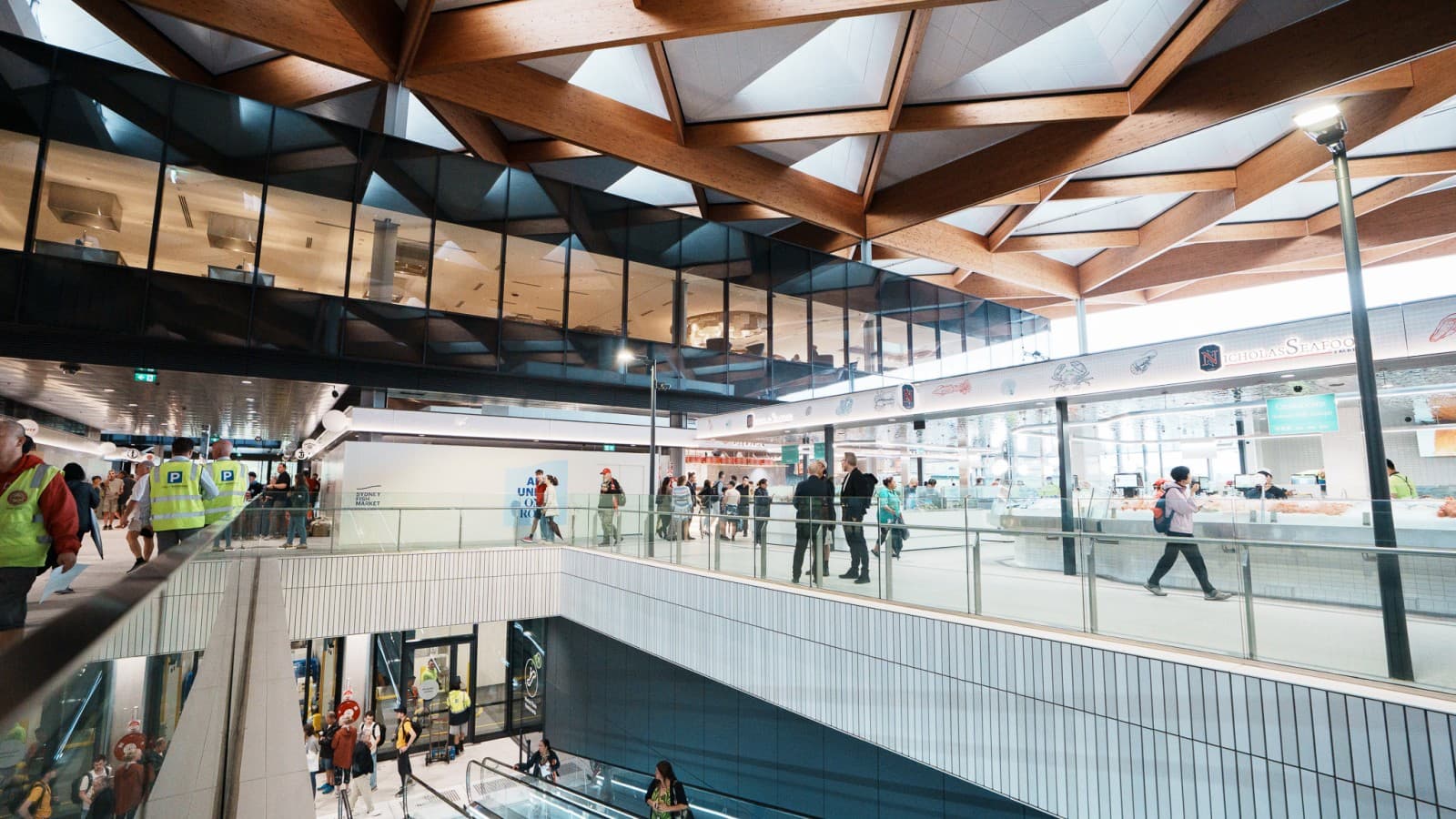 L’architettura aperta dei piani superiori invita i visitatori a passeggiare, fare acquisti e immergersi nella vivace atmosfera del mercato. (© Grainger Films) L’architettura aperta dei piani superiori invita i visitatori a passeggiare, fare acquisti e immergersi nella vivace atmosfera del mercato. (© Grainger Films)