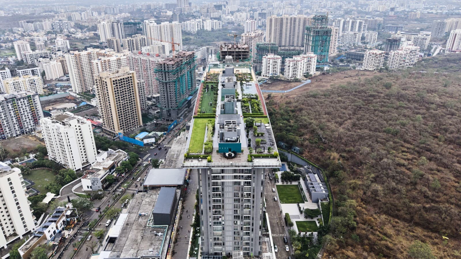 La terrazza panoramica sul tetto si estende su cinque torri e offre ogni tipo di comfort: dalla piscina al bar e al ristorante, fino alle strutture sportive. (© Severin Jakob) La terrazza panoramica sul tetto si estende su cinque torri e offre ogni tipo di comfort: dalla piscina al bar e al ristorante, fino alle strutture sportive. (© Severin Jakob)