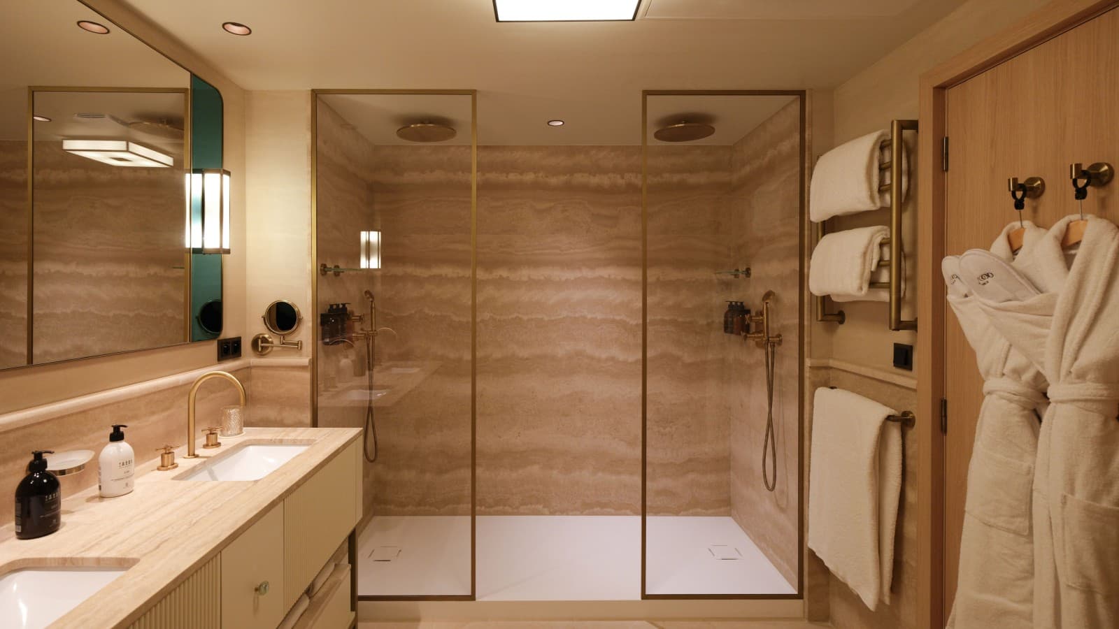 Anche nel bagno predominano colori e materiali ispirati al Mediterraneo (© Marion Butet Studio) Anche nel bagno predominano colori e materiali ispirati al Mediterraneo (© Marion Butet Studio)