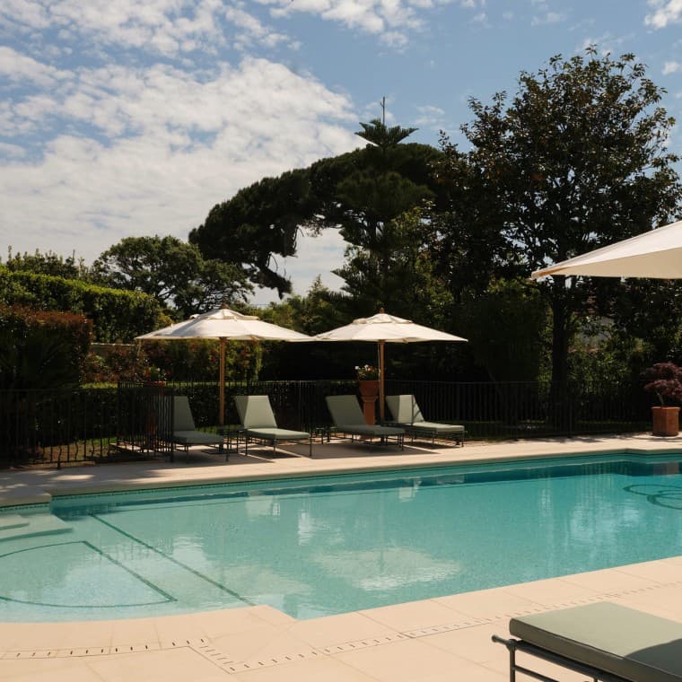 Una piscina nel giardino mediterraneo di fronte a Villa Miraé (© Marion Butet Studio) Una piscina nel giardino mediterraneo di fronte a Villa Miraé (© Marion Butet Studio)