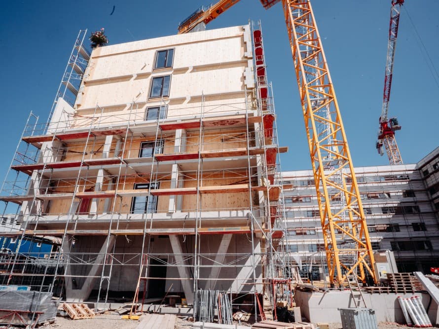 Il metodo costruttivo ibrido in legno stabilisce nuovi standard in termini di tempi di costruzione, grazie all’elevato grado di prefabbricazione. (© Tobias Singer) Il metodo costruttivo ibrido in legno stabilisce nuovi standard in termini di tempi di costruzione, grazie all’elevato grado di prefabbricazione. (© Tobias Singer)