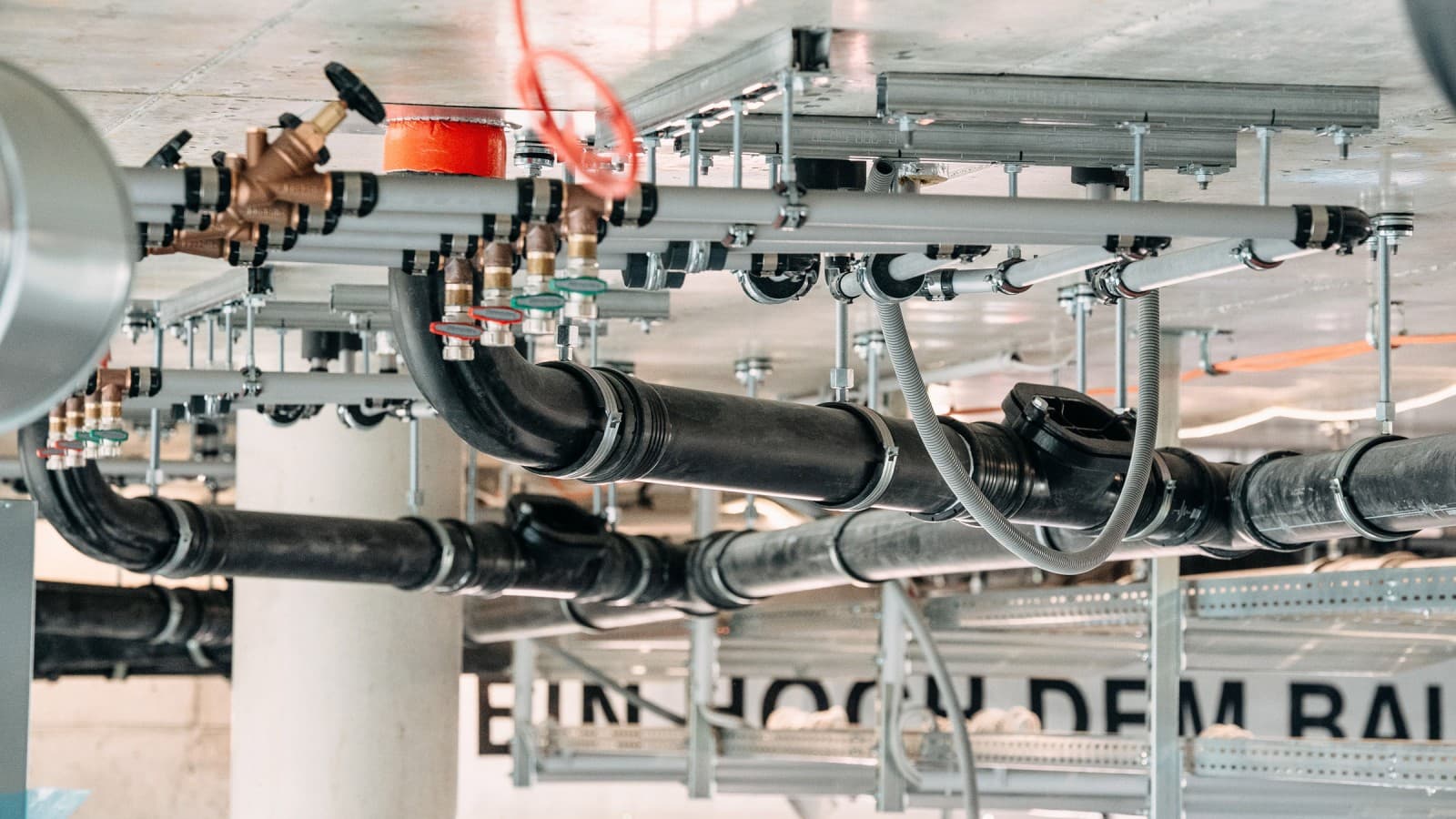 La tecnologia Silent-Pro SuperTube consente alla tubazione di scarico di estendersi per oltre sei metri senza necessità di pendenza. (© Tobias Singer) La tecnologia Silent-Pro SuperTube consente alla tubazione di scarico di estendersi per oltre sei metri senza necessità di pendenza. (© Tobias Singer)