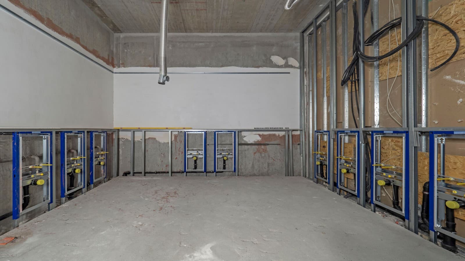 Impianto sanitario della Hall 12 durante la fase di installazione Impianto sanitario della Hall 12 durante la fase di installazione