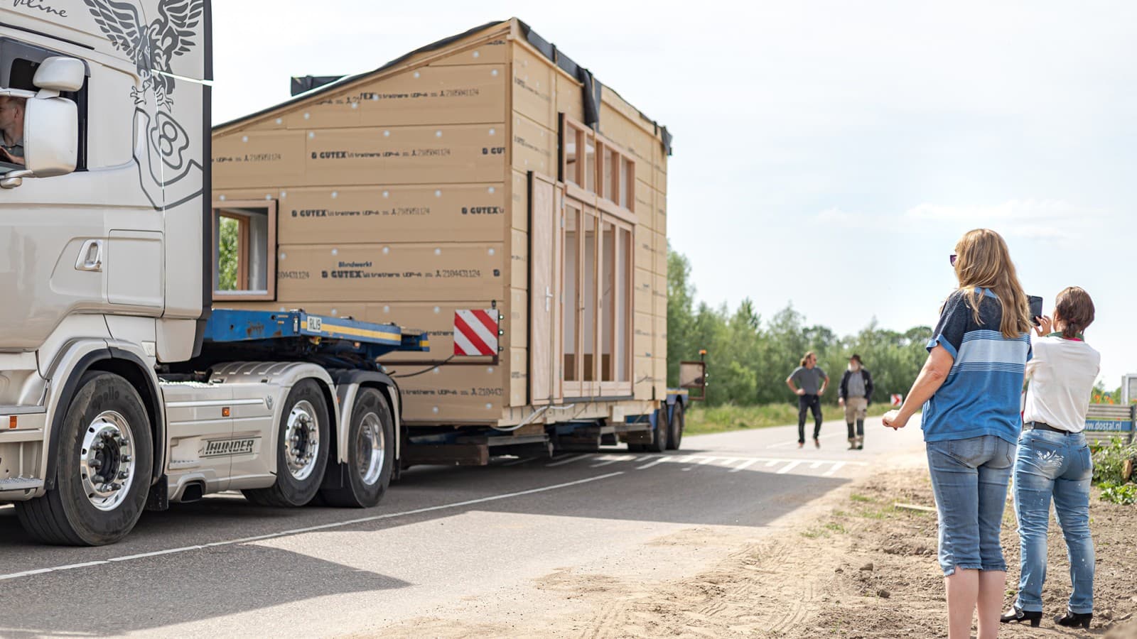Trasporto della Tiny House (© Chiela van Meerwijk) Trasporto della Tiny House (© Chiela van Meerwijk)