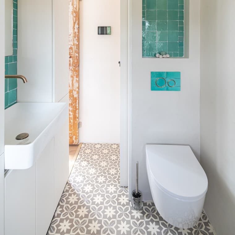 Soluzioni su misura per una piccolo bagno: vaso WC, placca di comando e lavabo da appoggio. Tutto firmato Geberit (© Chiela van Meerwijk) Soluzioni su misura per una piccolo bagno: vaso WC, placca di comando e lavabo da appoggio. Tutto firmato Geberit (© Chiela van Meerwijk)