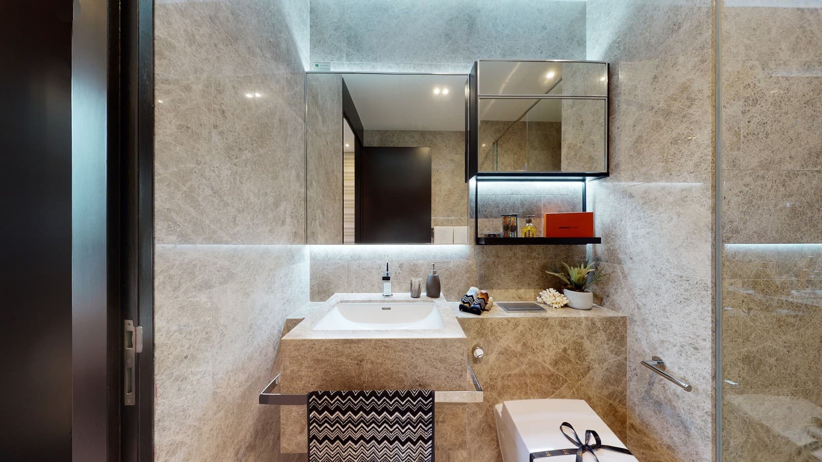 Finiture ancora più lussuose nel bagno padronale in cui è stato installato il vaso bidet AquaClean Sela di Geberit (© Darren Soh) Finiture ancora più lussuose nel bagno padronale in cui è stato installato il vaso bidet AquaClean Sela di Geberit (© Darren Soh)